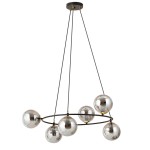 Lampa wisząca Azura z sześcioma kulistymi kloszami w kolorze grafitowym i czarnym. Klosze wykonane ze szkła, zawieszone na cienkich linkach. Metalowa konstrukcja w kolorze czarnym z elementami złotymi. Ujęcie z dołu, wisząca, w prostym otoczeniu.