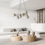 Lampa wisząca Azura w kolorze czarnym i grafitowym, z sześcioma kulistymi kloszami, zawieszona na cienkich kablach. W tle nowoczesny salon z jasnymi meblami, okrągłymi stolikami i dekoracjami.