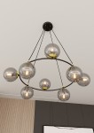 Lampa wisząca Azura z ośmioma oprawkami E14, w kolorze czarnym i grafitowym. Okrągła konstrukcja z metalowymi, szklanymi kloszami w kształcie kul. Zawieszona na cienkich linkach, z widocznymi żarówkami, z elementami w kolorze złotym.