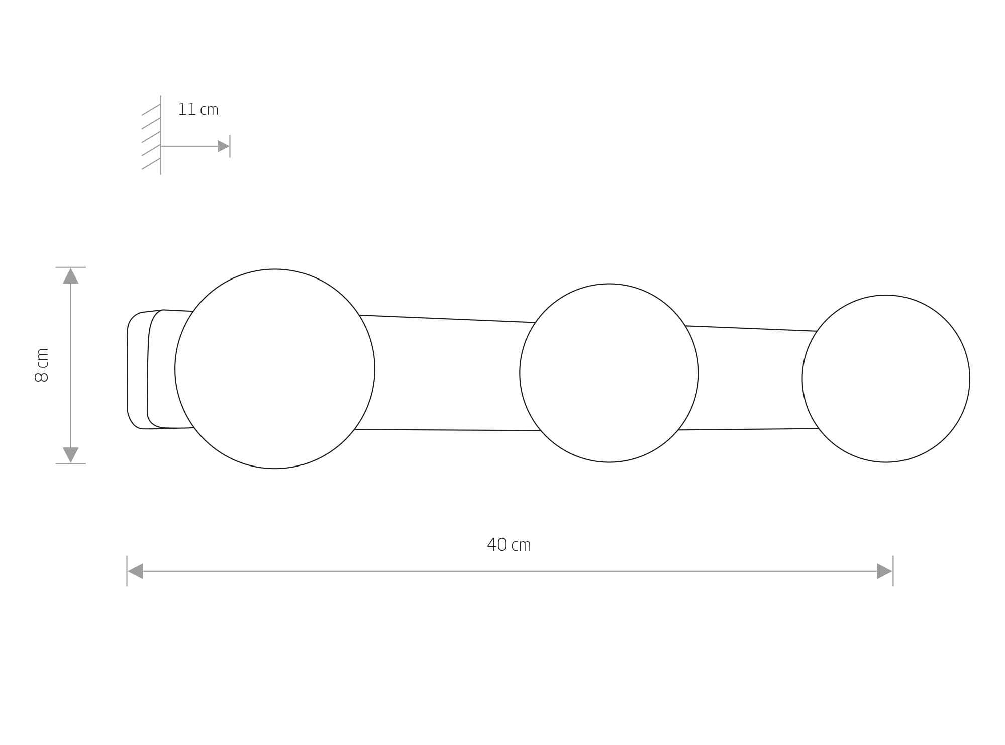 Kinkiet 3-punktowy Brazos w kolorze chromu, z trzema okrągłymi kloszami. Wymiary: długość 40 cm, wysokość 11 cm, głębokość 8 cm. Produkt zamontowany w poziomie, idealny do nowoczesnych wnętrz.