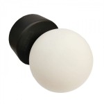 Brazos kinkiet 1-punktowy w kolorze czarnym z matowym kloszem w kształcie kuli. Ułożony w pozycji stojącej, z widocznym mocowaniem. Klosz w białym kolorze kontrastuje z czarną podstawą. Idealny do nowoczesnych wnętrz.