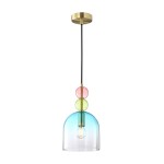 Lampa wisząca Manso 1xE14 w złotej oprawie, z przezroczystym kloszem w gradientowym kolorze (niebieskim i przezroczystym) oraz ozdobnymi kulkami w kolorze różowym, zielonym i żółtym. Zawieszona na czarnym przewodzie, montowana do sufitu.