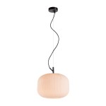 Lampa wisząca Rues D30 z kloszem w odcieniu jasnego różu, wykonana z teksturowanego szkła, zawieszona na czarnym przewodzie. Kształt okrągły, z widocznym mocowaniem sufitowym w kolorze czarnym. Przeznaczona na żarówkę E27.