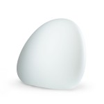 Lampa ogrodowa Stone M, w kolorze białym, o zaokrąglonym kształcie. Materiał: tworzywo sztuczne. Ujęcie frontalne, prezentujące lampę w pozycji stojącej. Przeznaczona na żarówkę E27. Tło proste, jednolite.