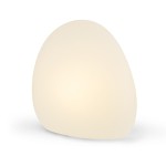 Biała lampa ogrodowa Stone L z jednym gniazdem E27, o zaokrąglonym kształcie i matowej fakturze. Ujęcie frontalne, stojąca na płaskiej powierzchni, emitująca miękkie światło. Prosta forma pasująca do różnych aranżacji zewnętrznych.