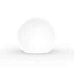 Lampa ogrodowa Cumulus M w kolorze białym, o okrągłym kształcie, z miejscem na żarówkę E27. Ujęcie frontalne, produkt stoi na płaskiej powierzchni, na jednolitym tle. Idealna do oświetlenia przestrzeni zewnętrznych.