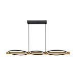 Lampa wisząca Natano z trzema okrągłymi kloszami w kolorze czarnym, zawieszona na drewnianej podstawie. Posiada trzy źródła światła LED o mocy 38W. Produkt wisi na cienkich, czarnych linkach, z prostokątnym, czarnym stropem.