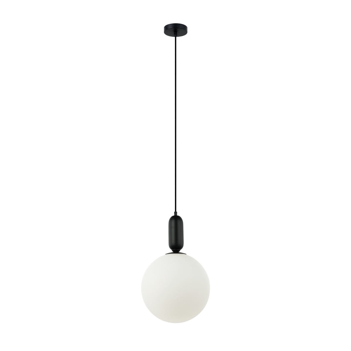 Lampa wisząca Aldeva D30 z pojedynczym źródłem światła E27. Czarna oprawa z matowym, okrągłym kloszem w białym kolorze. Ujęcie frontalne, lampa zawieszona na cienkim przewodzie, do sufitu. Proste, nowoczesne wzornictwo.