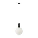 Lampa wisząca Aldeva D30 z pojedynczym źródłem światła E27. Czarna oprawa z matowym, okrągłym kloszem w białym kolorze. Ujęcie frontalne, lampa zawieszona na cienkim przewodzie, do sufitu. Proste, nowoczesne wzornictwo.