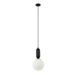 Lampa wisząca Aldeva D20 z jednolitym białym kloszem w kształcie kuli, zawieszona na czarnym przewodzie. Czarna oprawa E27 u góry. Prosty, nowoczesny design, idealna do aranżacji wnętrz. Tło białe.