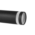 Czarna lampa wisząca Piero z trzema gniazdami G9, o prostym, cylindrycznym kształcie. Wykonana z matowego metalu, z delikatnym srebrnym akcentem w górnej części. Ujęcie zbliżone na detal górnej części lampy.