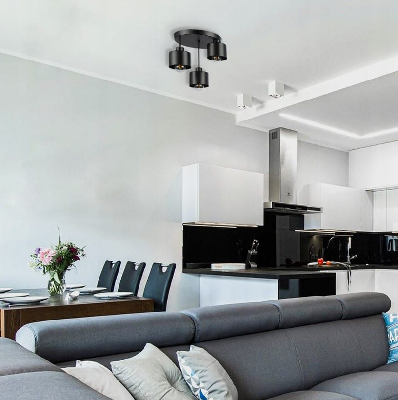 Lampa sufitowa Elza w kolorze czarnym, z trzema oprawami na żarówki E27, zamontowana na suficie. Widoczna w nowoczesnej kuchni z białymi meblami i drewnianym stołem, w otoczeniu eleganckiego wystroju.