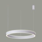 Lampa wisząca Brasco Up Down D98 w kolorze białym, z metalowym, okrągłym kloszem z podświetleniem LED, zawieszona na cienkich linkach. W górnej części widoczny biały uchwyt sufitowy. Minimalistyczny design pasujący do nowoczesnych wnętrz.