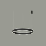 Czarna lampa wisząca Brasco Up Down D60 z dwoma źródłami LED o mocy 60W. Okrągły kształt z matowej powierzchni, zawieszona na cienkich linkach, emitująca światło w górę i w dół. Montaż sufitowy, minimalistyczny design.