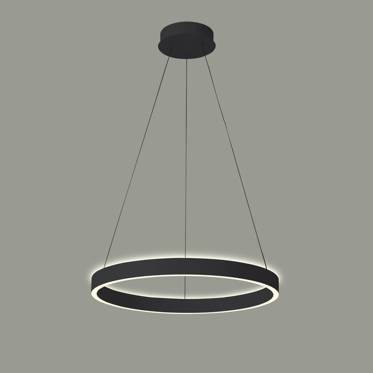 Lampa wisząca Brasco Up Down D80 w kolorze czarnym, z dwoma źródłami LED o mocy 80W. Posiada okrągły kształt z delikatnym podświetleniem, zawieszona na trzech cienkich linkach, montowana do sufitu. Tło w kolorze szarym.