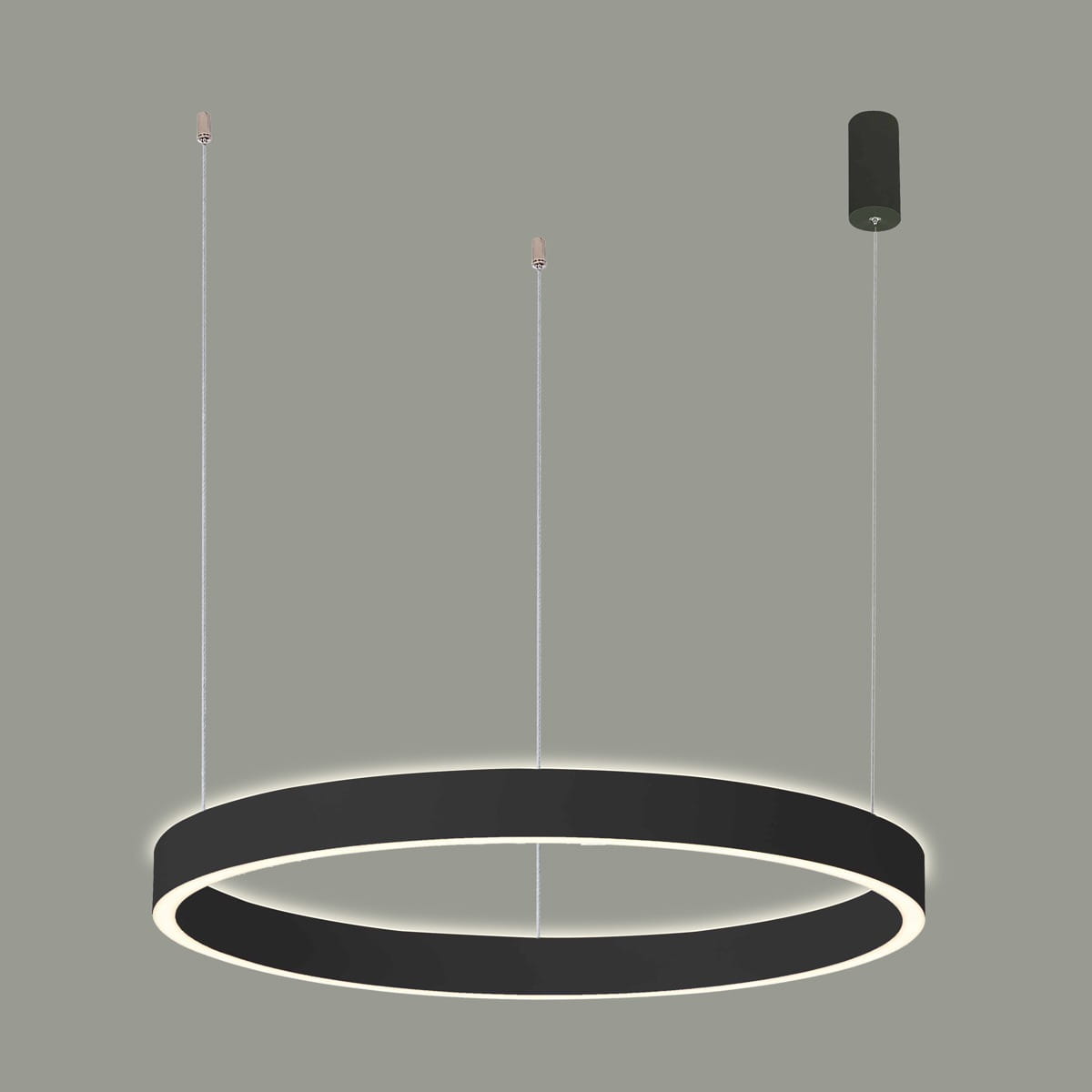 Lampa wisząca Brasco Up Down D98 w kolorze czarnym, o okrągłym kształcie, z podświetleniem LED. Zawieszona na cienkich linkach, z minimalistycznym designem. Widoczny element montażowy w górnej części.