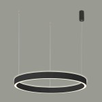 Lampa wisząca Brasco Up Down D98 w kolorze czarnym, o okrągłym kształcie, z podświetleniem LED. Zawieszona na cienkich linkach, z minimalistycznym designem. Widoczny element montażowy w górnej części.