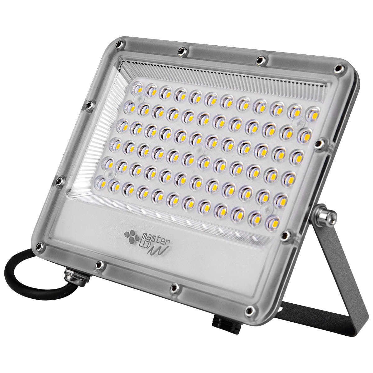 Naświetlacz LED Germi 50W o jasności 5000 lm, kolorze światła 5000K, z obudową IP65. Widoczny metalowy uchwyt, przezroczysta osłona z diodami w równych rzędach, ustawiony pod kątem, z widocznym logo marki.