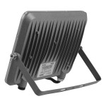Naświetlacz LED Germi 50W w kolorze szarym, z metalową obudową i żebrowaną strukturą. Ustawiony na boku, z widocznym uchwytem montażowym, oznaczeniami oraz złączami na dole. Specyfikacja: 5000 lm, 5000K, IP65.