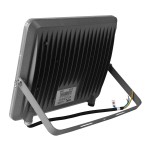 Naświetlacz LED Germi 100W z mocowaniem, w kolorze szarym. Widoczna tylna część z żeberkami chłodzącymi, zasilaniem i etykietą informacyjną. Wodoodporność IP65, moc 10000 lumenów, temperatura barwowa 5000K.