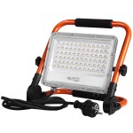Przenośny naświetlacz LED 50W z aluminiową obudową, 5000 lumenów, barwa 5000K. Ustawiony na stabilnym stojaku, z widocznym kablem zasilającym i wtyczką. Kolor ramy pomarańczowy, a powierzchnia klosza przezroczysta. IP65, odporny na warunki atmosferyczne.