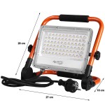 Naświetlacz LED przenośny 50W o wymiarach 28 cm wysokości i 27 cm szerokości, z metalową obudową, w kolorze srebrnym, na pomarańczowej ramie. Posiada 50 diod LED, z kablem zasilającym i wtyczką. Klasa szczelności IP65, temperatura barwowa 5000K.