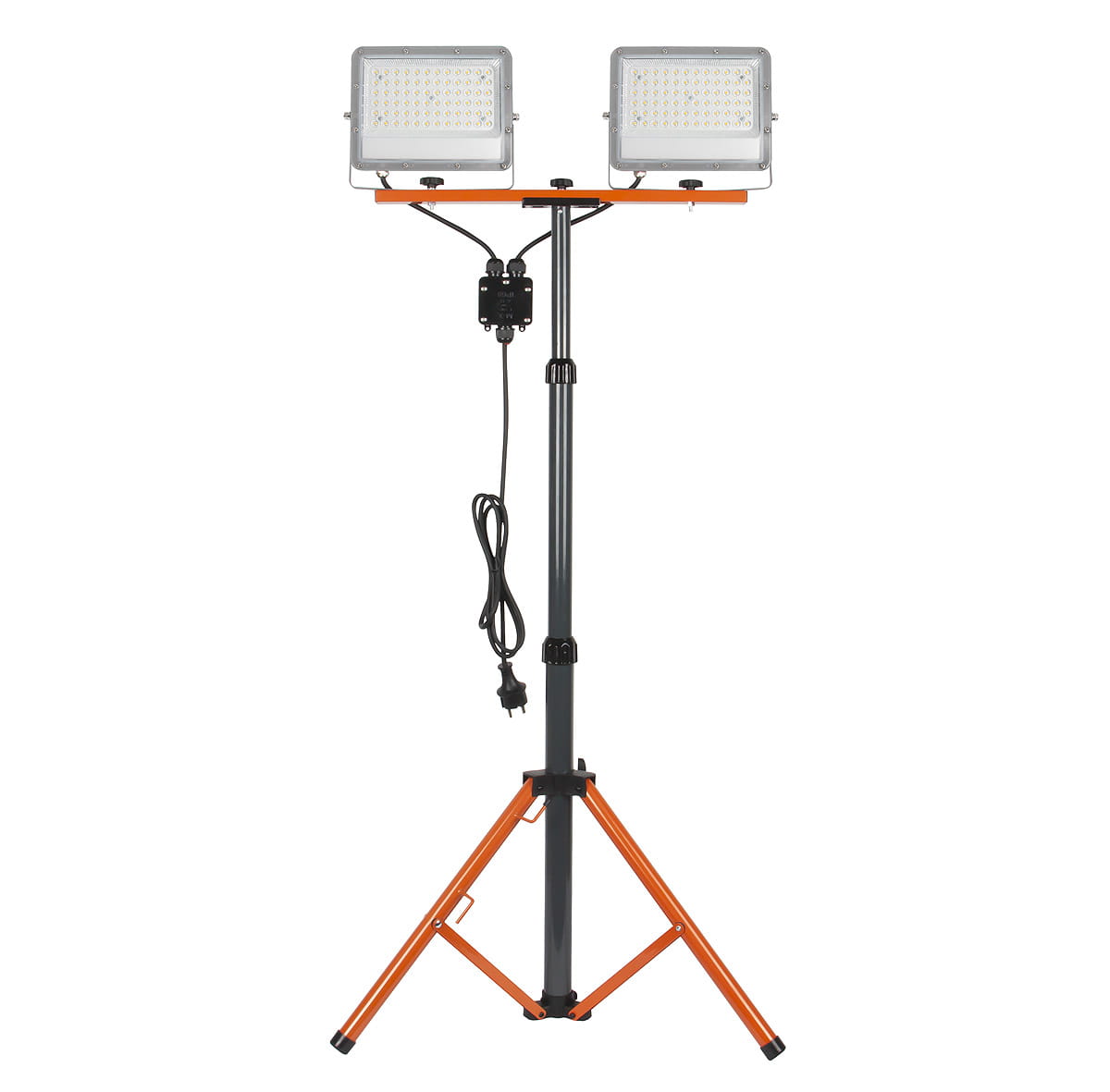 Przenośny naświetlacz LED na statywie z dwoma reflektorami 50W każdy, oferujący 10000 lumenów, barwa światła 5000K, IP65. Ustawiony na czarnym, teleskopowym statywie z pomarańczowymi akcentami, z widocznym kablem zasilającym.