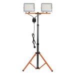 Przenośny naświetlacz LED na statywie z dwoma reflektorami 50W każdy, oferujący 10000 lumenów, barwa światła 5000K, IP65. Ustawiony na czarnym, teleskopowym statywie z pomarańczowymi akcentami, z widocznym kablem zasilającym.