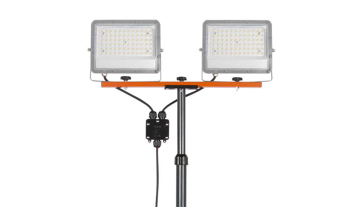 Przenośny naświetlacz LED na statywie z dwoma lampami 50W, emitującymi 10000 lumenów przy temperaturze barwowej 5000K. Ułożony pionowo, z widocznym złączem oraz regulacją wysokości, odporny na warunki atmosferyczne (IP65).