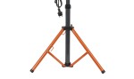 Naświetlacz LED przenośny na statywie z metalowym, czarnym trzonem i pomarańczowymi nogami w kształcie litery A. Widoczny zasilacz. Statyw ustawiony w pozycji stojącej, stabilny, przeznaczony do oświetlenia o mocy 10000 lm.