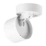 Biała lampa sufitowa Apilo z oprawą typu spot, z mocowaniem GX53. Ujęcie z boku, pokazujące okrągłą obudowę i przegub, umożliwiający regulację kąta światła. Tekstura matowa, prosta forma, idealna do nowoczesnych wnętrz.