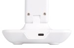 Biała lampka biurkowa Kivo LED 5W z widocznym portem USB-C na podstawie. Ujęcie z boku, ukazujące gładką powierzchnię i prosty kształt. Elementy montażowe w górnej części oraz subtelne detale w dolnej części podstawy.