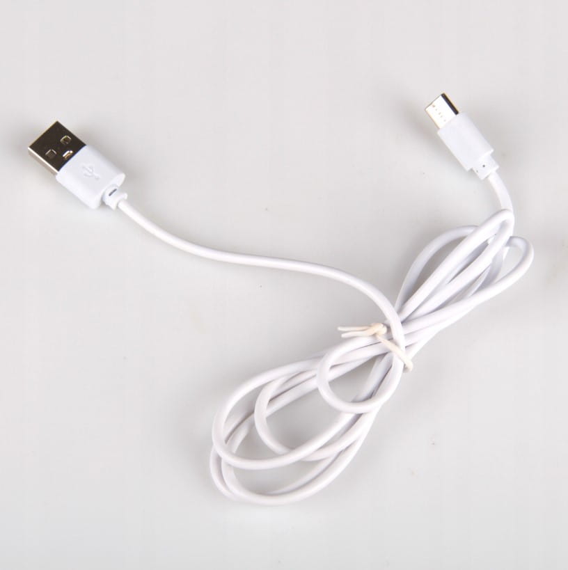 Biała lampka biurkowa Kivo LED 5W z funkcją CCT, z elastyczną podstawą. Widoczny przewód USB do zasilania. Lampka ma prostą, nowoczesną formę, idealna do biura lub na stół.