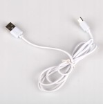 Biała lampka biurkowa Kivo LED 5W z funkcją CCT, z elastyczną podstawą. Widoczny przewód USB do zasilania. Lampka ma prostą, nowoczesną formę, idealna do biura lub na stół.