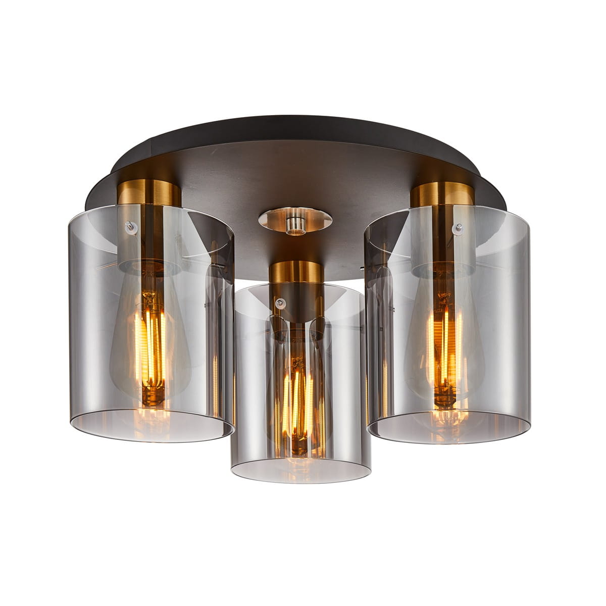 Lampa sufitowa Sardo z trzema oprawami E27, w mosiężnym wykończeniu. Posiada dymione, przezroczyste klosze, które eksponują żarówki, zamontowana na okrągłej podstawie. Ujęcie z dołu, pokazujące szczegóły materiałów i kształt.