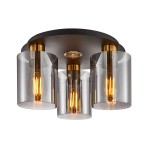 Lampa sufitowa Sardo z trzema oprawami E27, w mosiężnym wykończeniu. Posiada dymione, przezroczyste klosze, które eksponują żarówki, zamontowana na okrągłej podstawie. Ujęcie z dołu, pokazujące szczegóły materiałów i kształt.