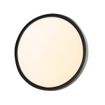 Plafon Alata D40 w kolorze czarnym, okrągły, z jedną diodą LED o mocy 32W. Produkt zamontowany na ścianie, z matowym, białym kloszem, który zapewnia równomierne oświetlenie. Sposób ujęcia frontalny, ukazujący cały kształt lampy.