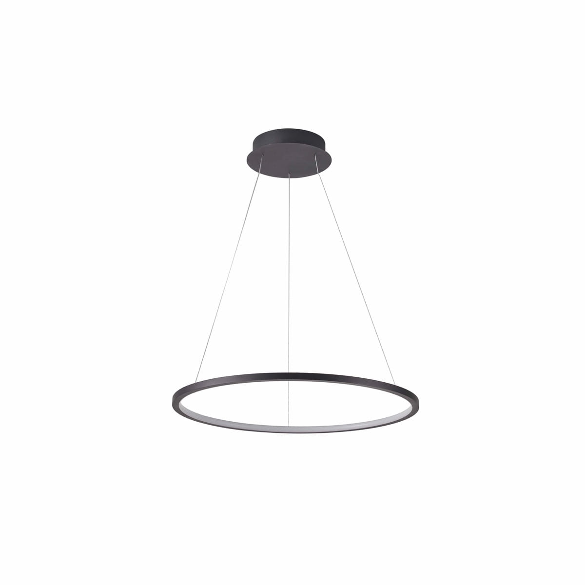 Lampa wisząca Vinola D40 w czarnym kolorze, z oprawą w kształcie okręgu. Wyposażona w jedną diodę LED o mocy 24W. Zawieszona na cienkich linkach, z płaskim sufitem w górnej części. Tło białe, co podkreśla minimalistyczny design.