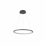 Lampa wisząca Vinola D40 w czarnym kolorze, z oprawą w kształcie okręgu. Wyposażona w jedną diodę LED o mocy 24W. Zawieszona na cienkich linkach, z płaskim sufitem w górnej części. Tło białe, co podkreśla minimalistyczny design.