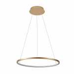 Lampa wisząca Vinola D60 w złotym kolorze, z jednoelementowym designem. Okrągła, zawieszona na cienkich linkach, z wbudowanym źródłem LED o mocy 38W. Prosty kształt i elegancka estetyka, idealna do nowoczesnych wnętrz.
