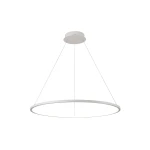 Biała lampa wisząca Vinola D60 z jedną diodą LED o mocy 38W. Okrągły kształt, zawieszona na cienkich linkach, montaż sufitowy. Prosty, minimalistyczny design, idealna do nowoczesnych wnętrz.