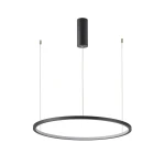 Lampa wisząca Vinola D60 w kolorze czarnym, z okrągłym kloszem i metalowym wykończeniem, zawieszona na dwóch cienkich linkach. Posiada jedną żarówkę LED o mocy 38W, minimalistyczny design, idealna do nowoczesnych wnętrz.