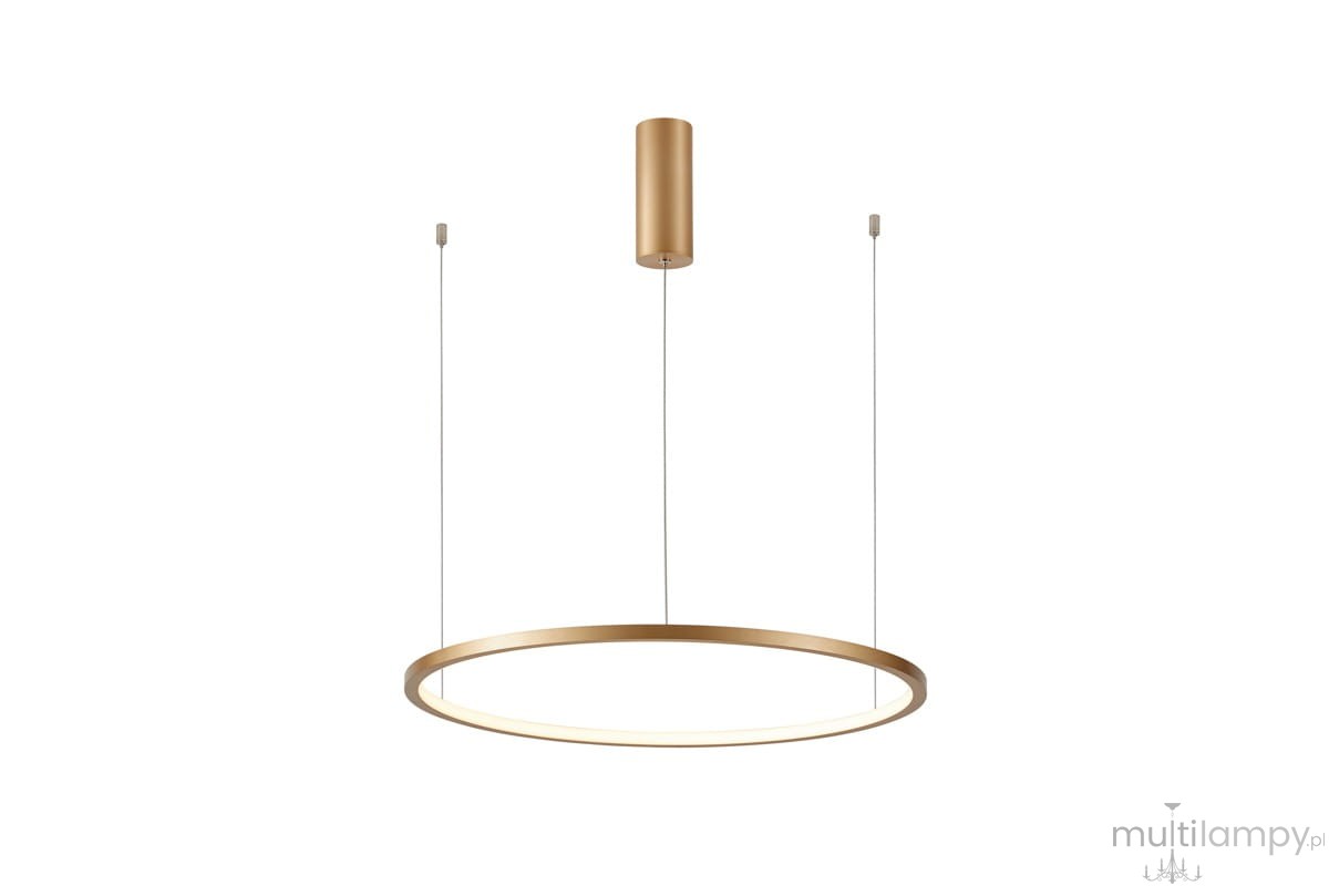 Lampa wisząca Vinola D60 w kolorze złotym, z okrągłym, płaskim pierścieniem oraz wbudowanym źródłem światła LED o mocy 38W. Zamontowana na dwóch cienkich linkach, w pozycji wiszącej, z minimalistycznym designem.