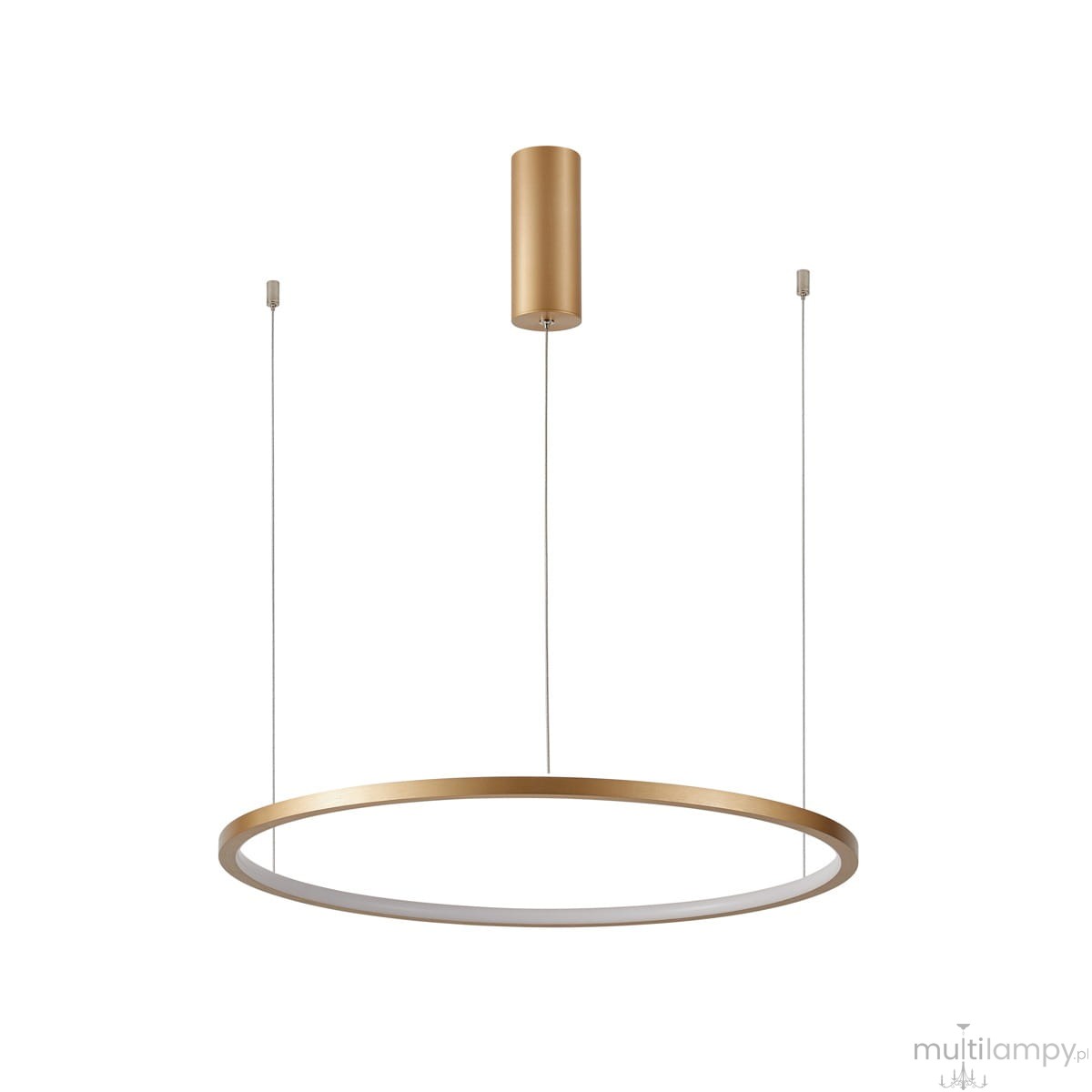 Lampa wisząca Vinola D60 z jedną diodą LED o mocy 38W w złotym wykończeniu. Okrągły kształt, zawieszona na cienkich linkach, z cylindrycznym elementem mocującym. Proste tło, podkreślające elegancki design.