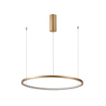 Lampa wisząca Vinola D60 z jedną diodą LED o mocy 38W w złotym wykończeniu. Okrągły kształt, zawieszona na cienkich linkach, z cylindrycznym elementem mocującym. Proste tło, podkreślające elegancki design.