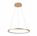 Lampa wisząca Vinola D80 w kolorze złotym, z okrągłym, cienkim korpusem oraz białym kloszem LED. Zawieszona na dwóch cienkich linkach, z okrągłym mocowaniem sufitowym. Wymiary: średnica 80 cm, moc 48W.