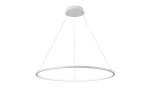 Lampa wisząca Vinola D80 w kolorze białym, z okrągłym kloszem LED o mocy 48W. Zawieszona na cienkich linkach, prezentuje minimalistyczny design. Widoczna konstrukcja montażowa na suficie.