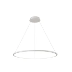Lampa wisząca Vinola D80 w kolorze białym, wykonana z metalu, z okrągłym kloszem. Zawieszona na cienkich linkach, z zamontowanym źródłem LED o mocy 48W. Ujęcie z dołu, pokazujące minimalistyczny design.