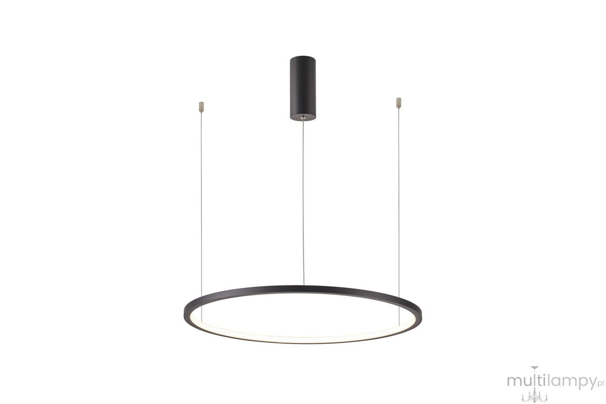 Lampa wisząca Vinola D80 w kolorze czarnym, wykonana z metalu, o okrągłym kształcie. Posiada jedno źródło światła LED o mocy 48W. Zawieszona na cienkich, regulowanych linkach, z cylindrycznym podwieszeniem. Tło białe, minimalistyczne.