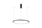 Lampa wisząca Vinola D80 w kolorze czarnym, wykonana z metalu, o okrągłym kształcie. Posiada jedno źródło światła LED o mocy 48W. Zawieszona na cienkich, regulowanych linkach, z cylindrycznym podwieszeniem. Tło białe, minimalistyczne.